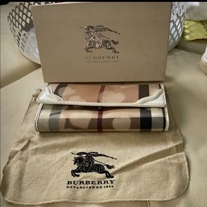 RARE💕Burberry Heart Collection Continental Wallet